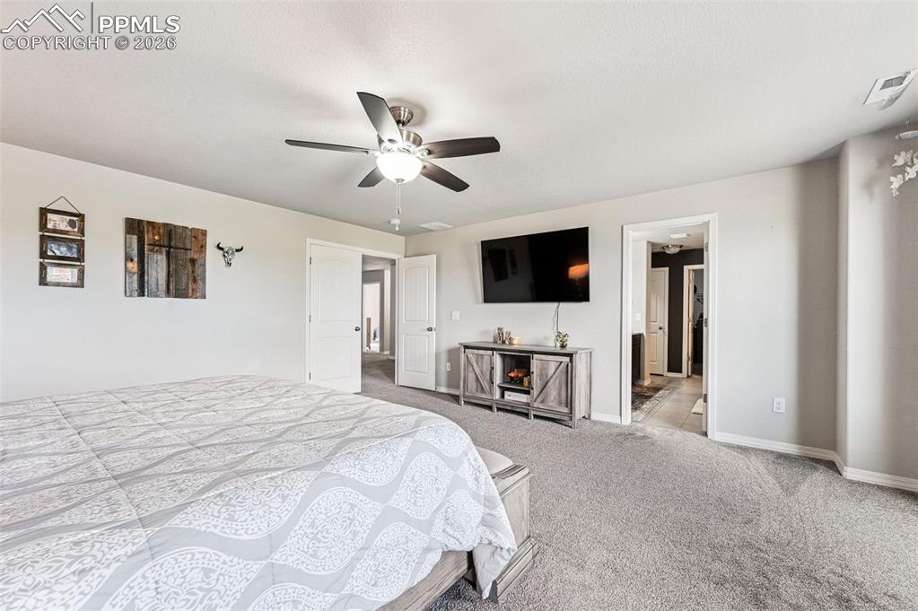 Image 28 of 50: Bedroom