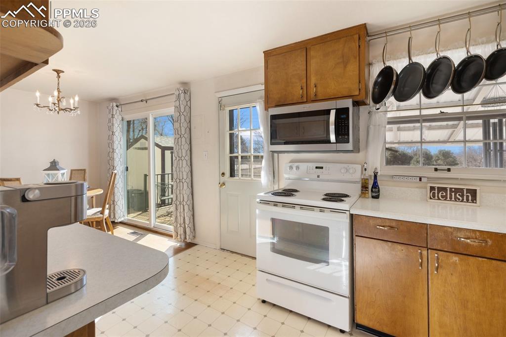 Image 4 of 24: Classic kitchen with vintage character - ready for your personal touch