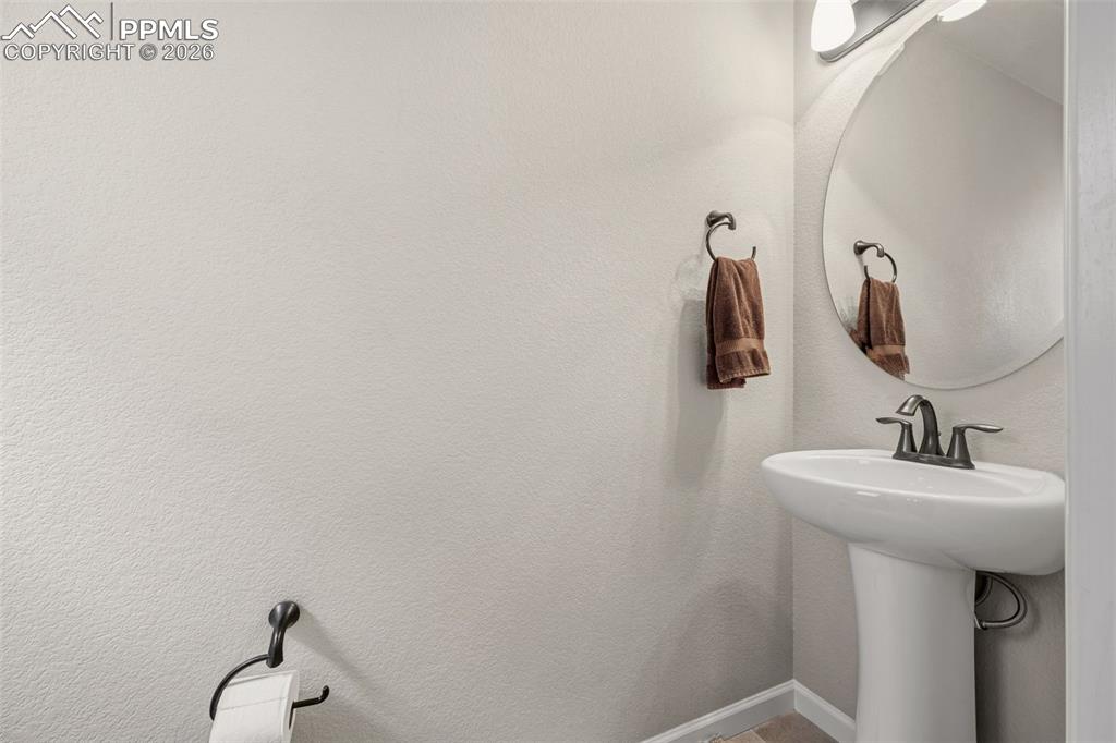 Image 19 of 38: Bathroom