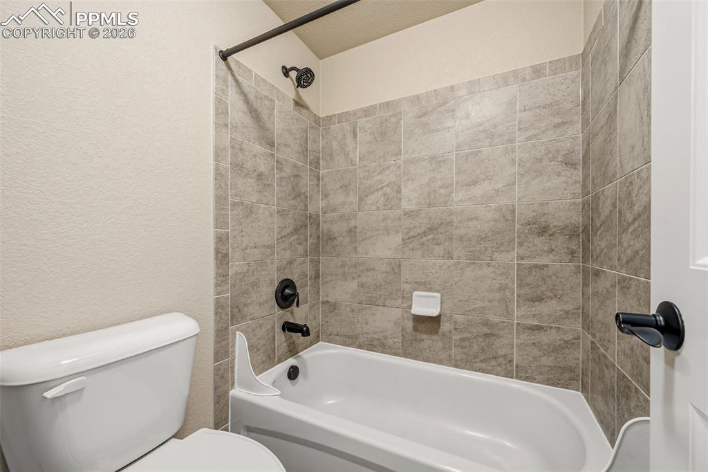 Image 28 of 38: Bathroom