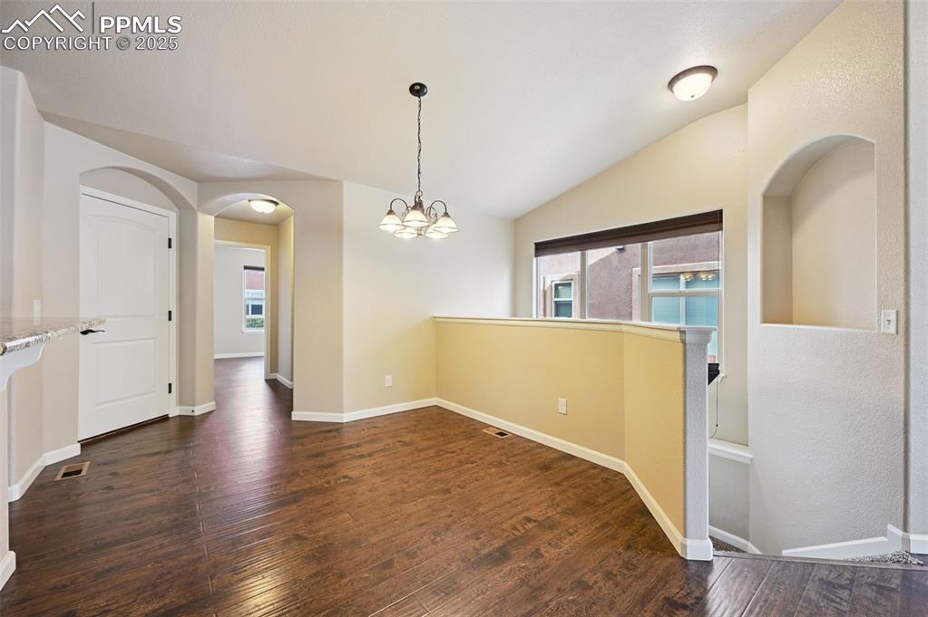 Image 11 of 19: Dining Area