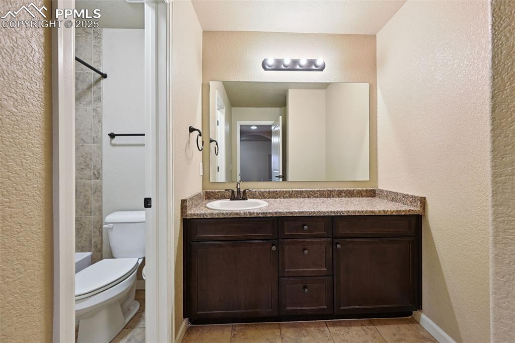 Image 17 of 19: Bathroom