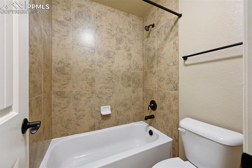 Image 18 of 19: Bathroom