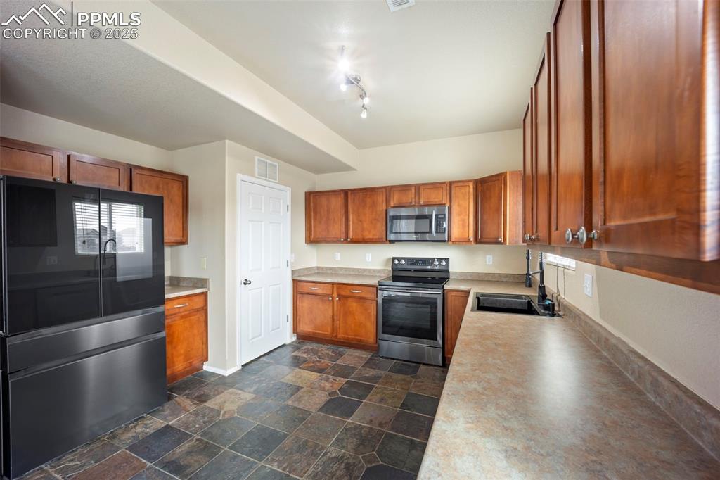 Image 10 of 40: Kitchen