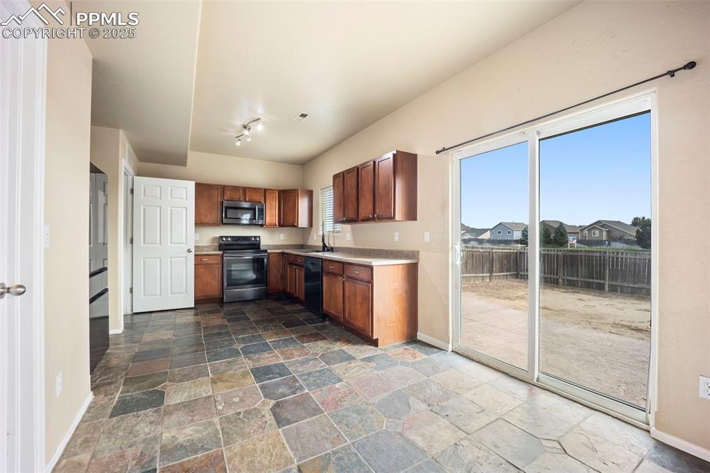 Image 12 of 40: Kitchen