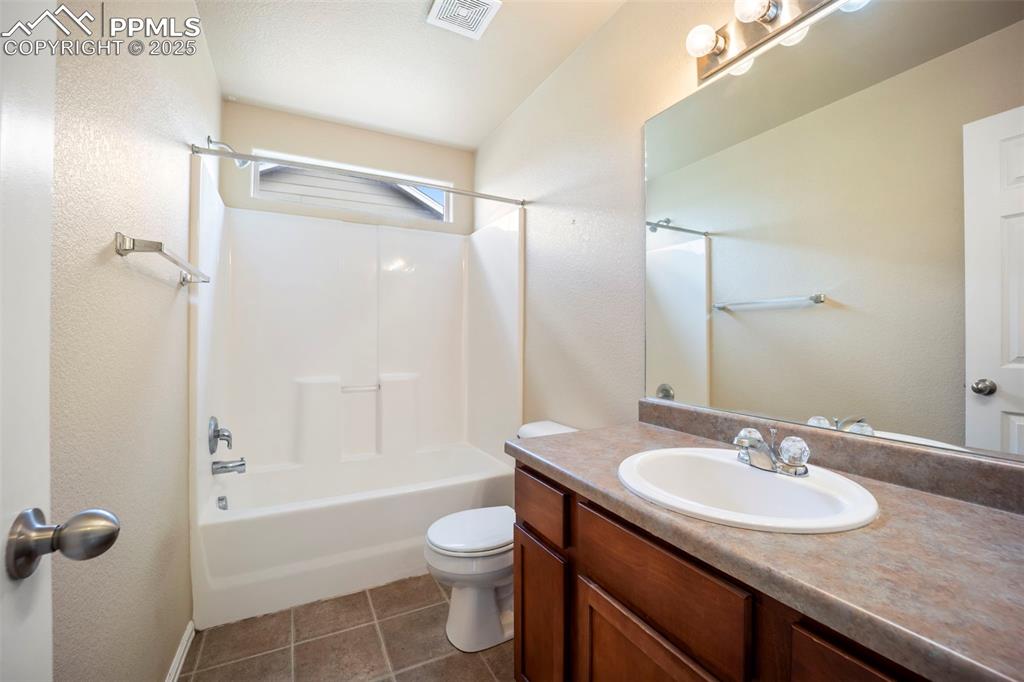 Image 20 of 40: Bathroom