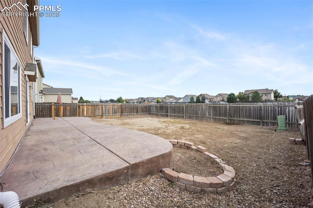 Image 34 of 40: Yard