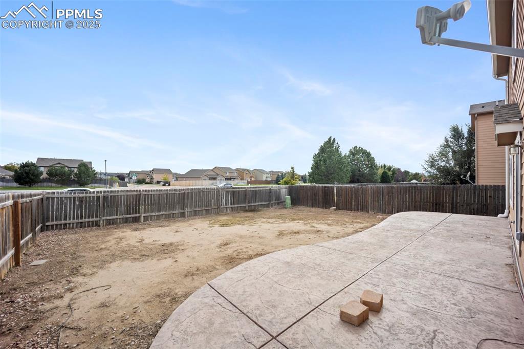 Image 35 of 40: Yard