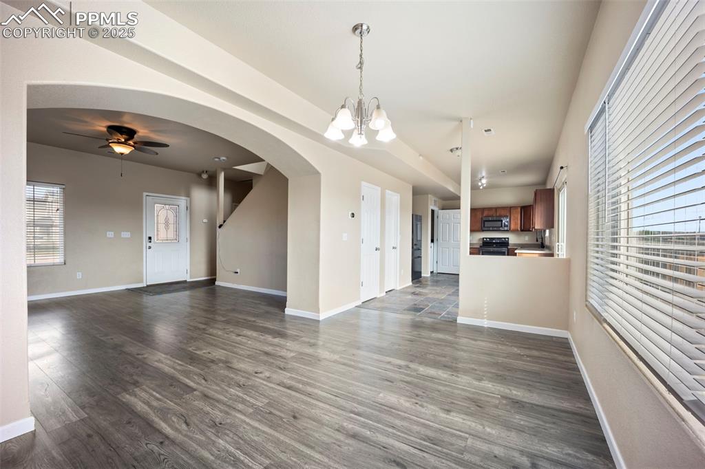 Image 7 of 40: Dining Area