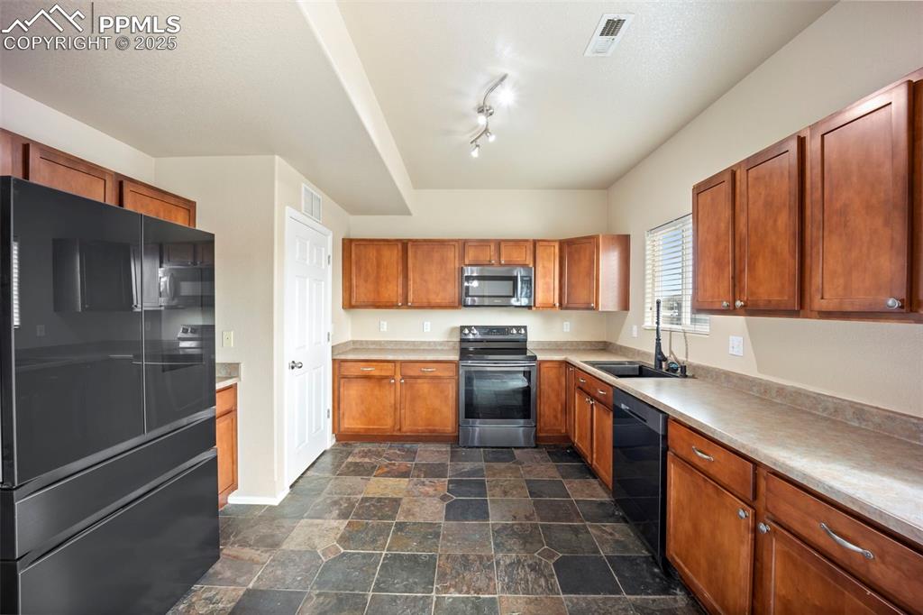 Image 9 of 40: Kitchen