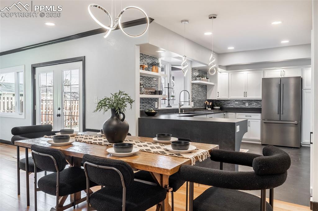 Image 11 of 42: Dining Area