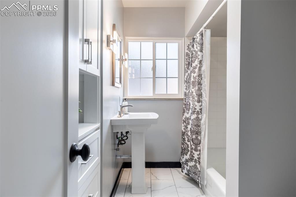 Image 26 of 42: Bathroom