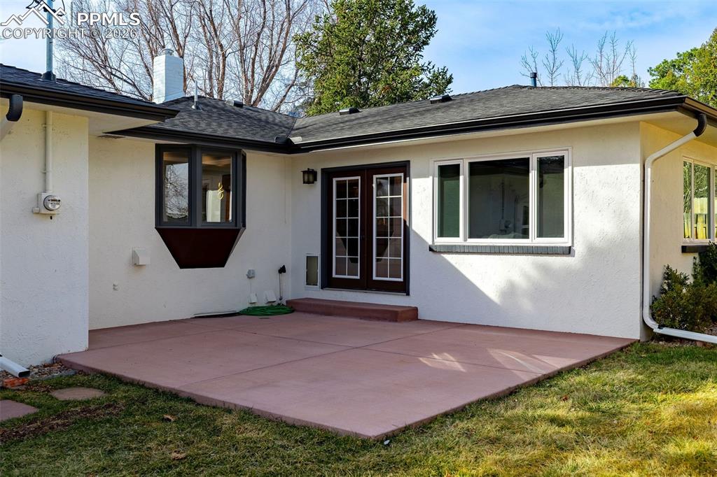 Image 31 of 42: Patio