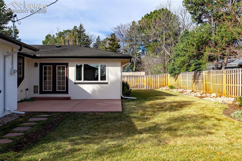 Image 32 of 42: Yard