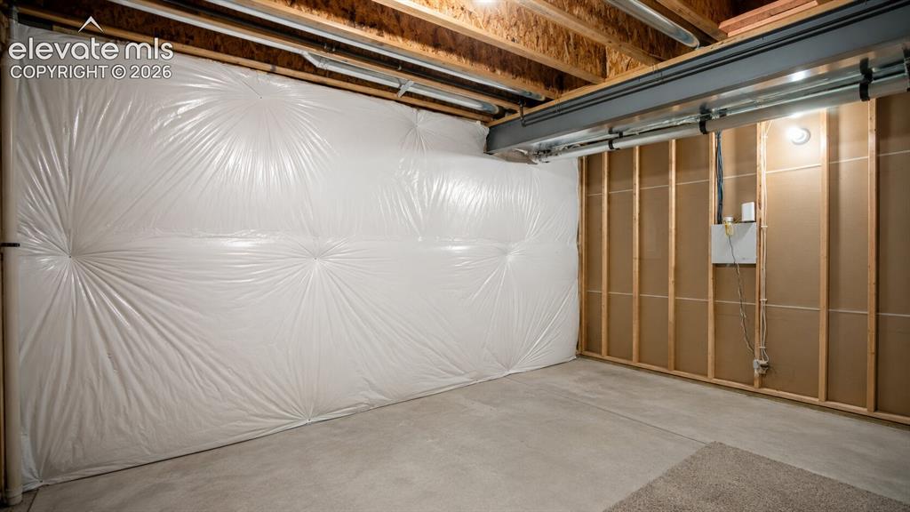 Image 22 of 31: Huge storage room in the basement

