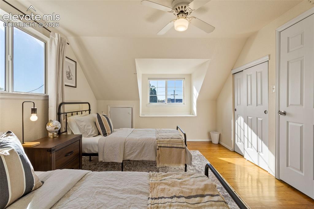 Image 18 of 29: Bedroom