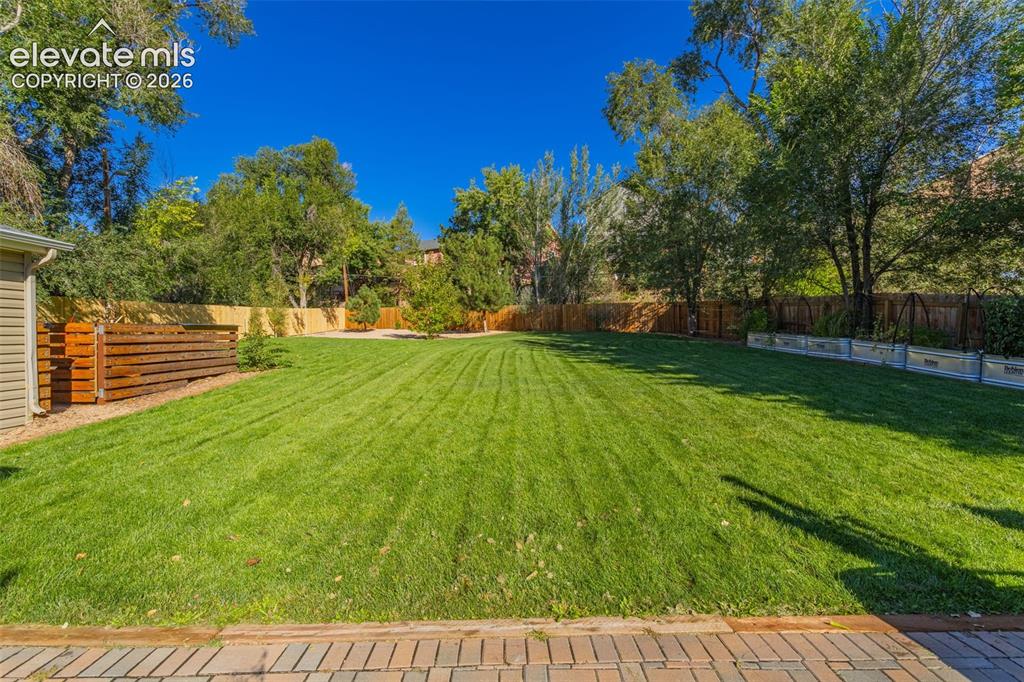 Image 26 of 29: Yard