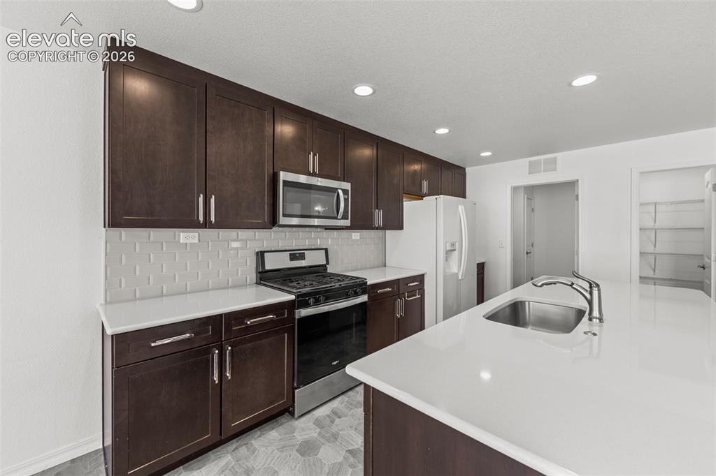 Image 11 of 45: Kitchen