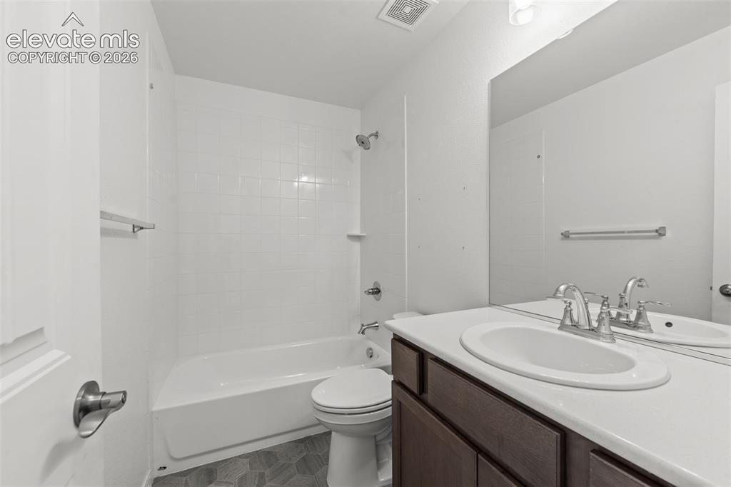 Image 16 of 45: Bathroom