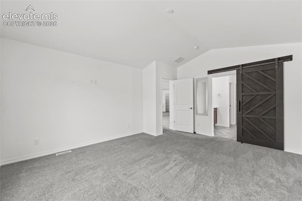 Image 18 of 45: Bedroom