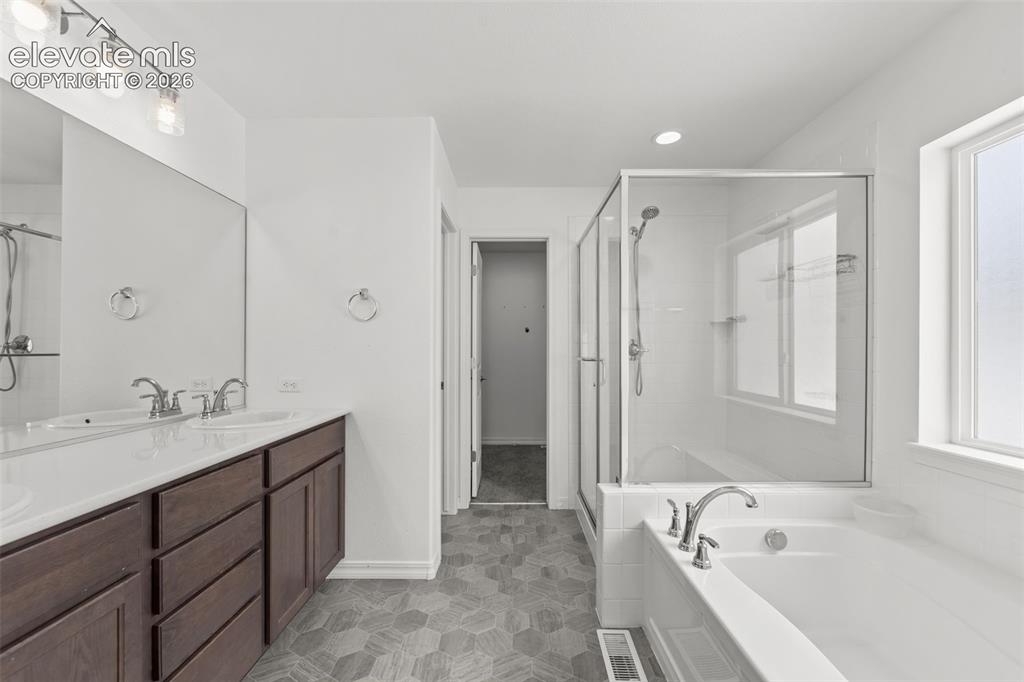 Image 20 of 45: Bathroom