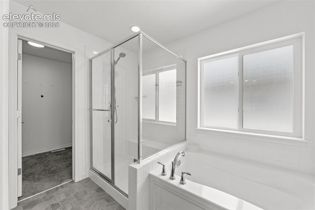 Image 21 of 45: Bathroom