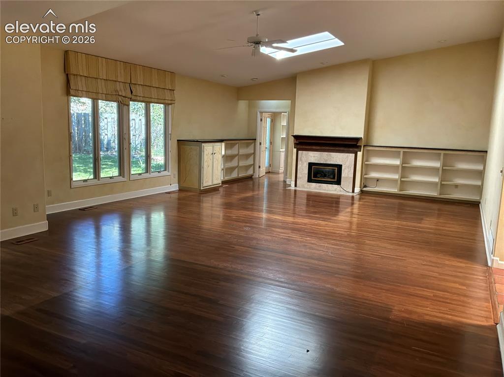 Image 11 of 21: Living room
