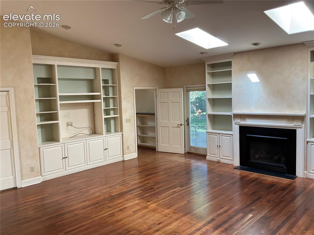Image 14 of 21: Living room
