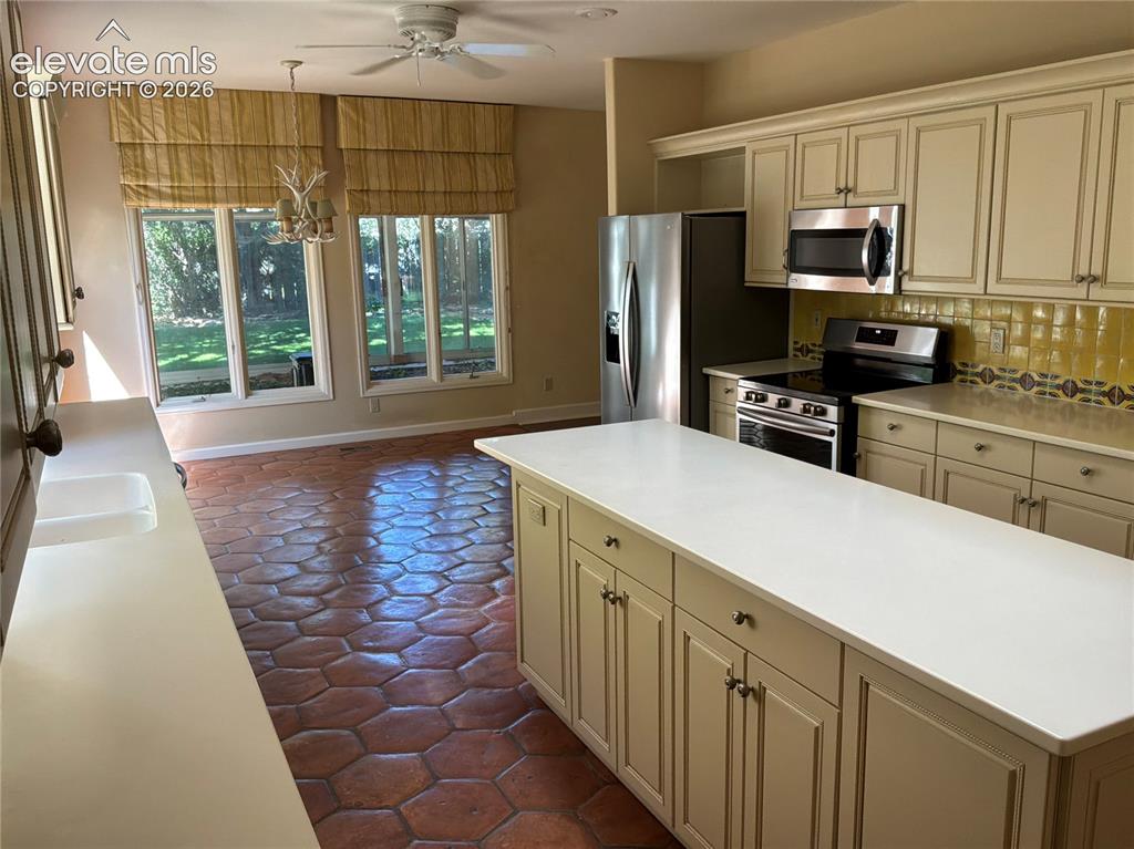 Image 16 of 21: Kitchen