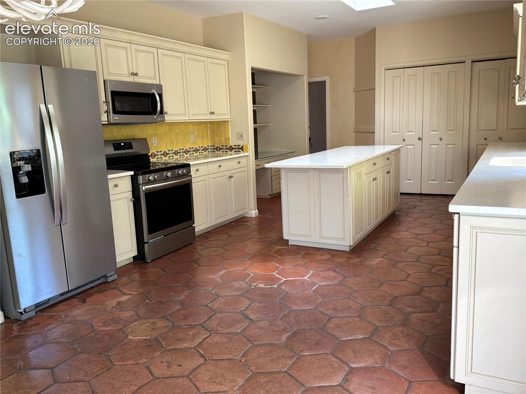 Image 17 of 21: Kitchen