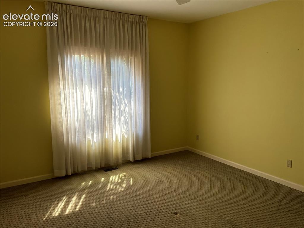 Image 21 of 21: Empty room