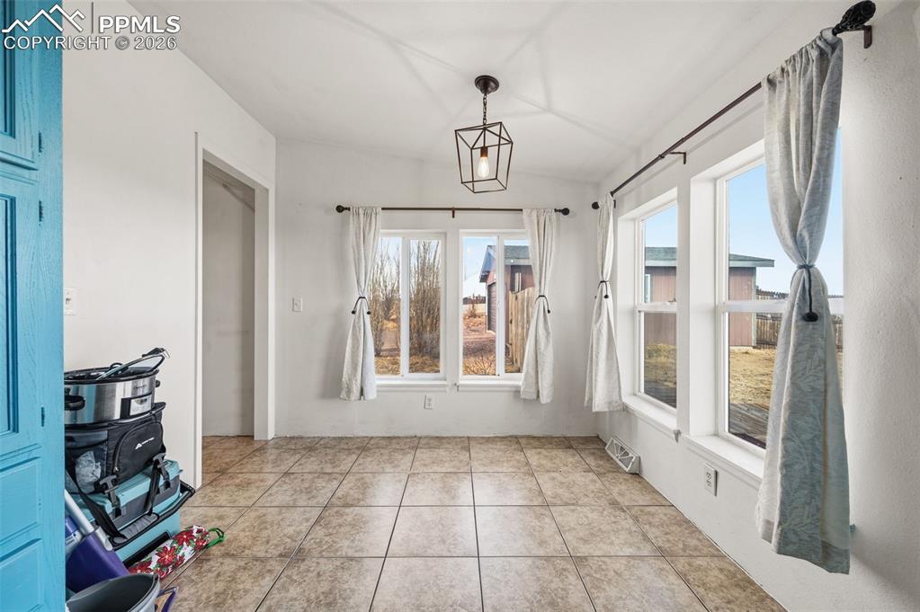 Image 11 of 27: Dining Area