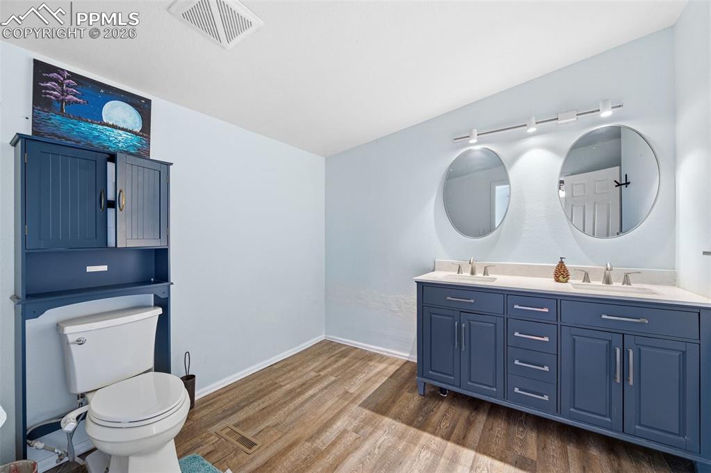 Image 14 of 27: Bathroom