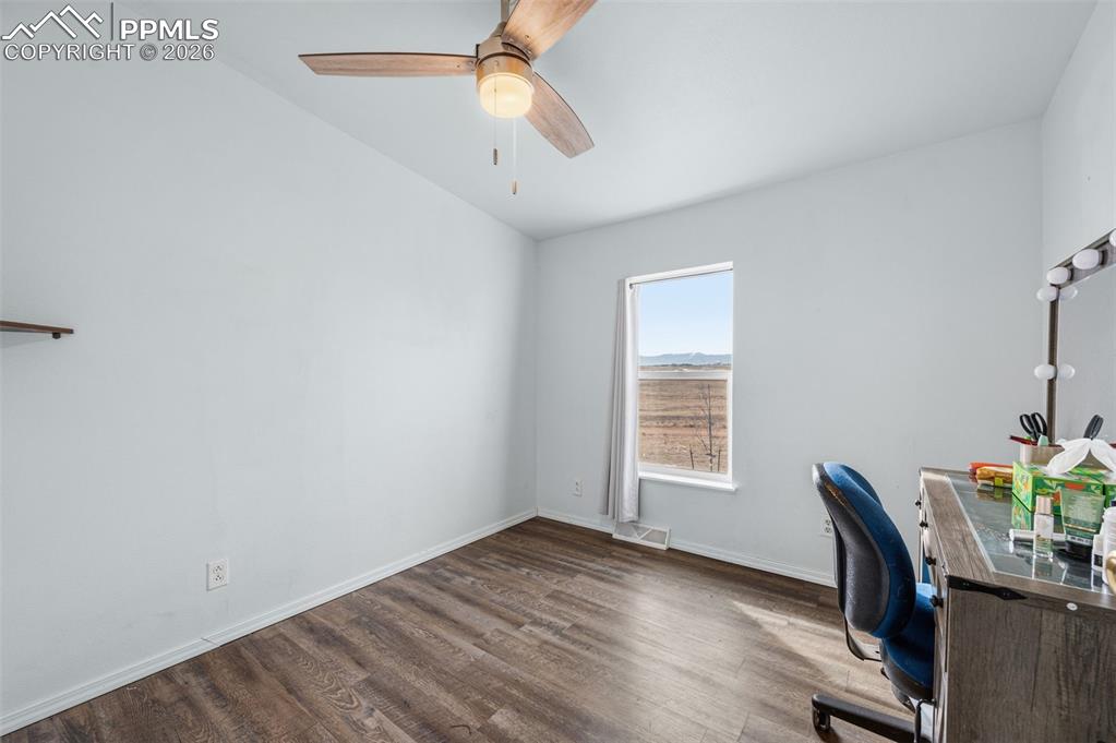 Image 15 of 27: Office