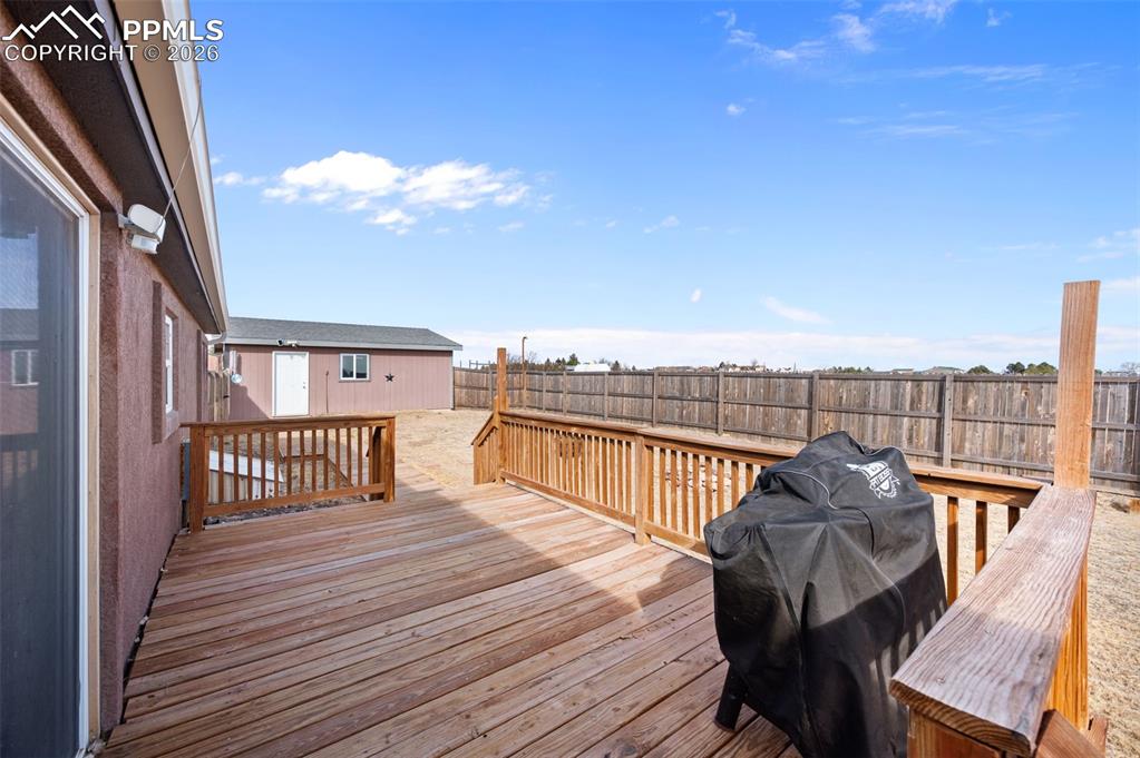 Image 21 of 27: Deck