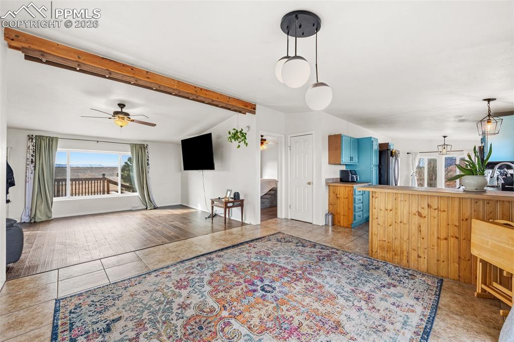 Image 7 of 27: Kitchen