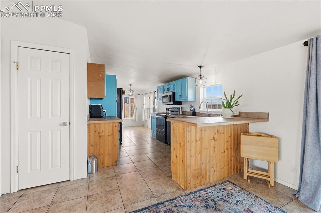 Image 8 of 27: Kitchen