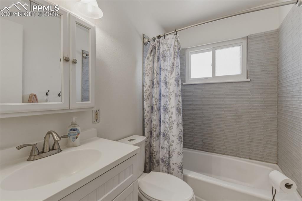 Image 12 of 21: Kitchen