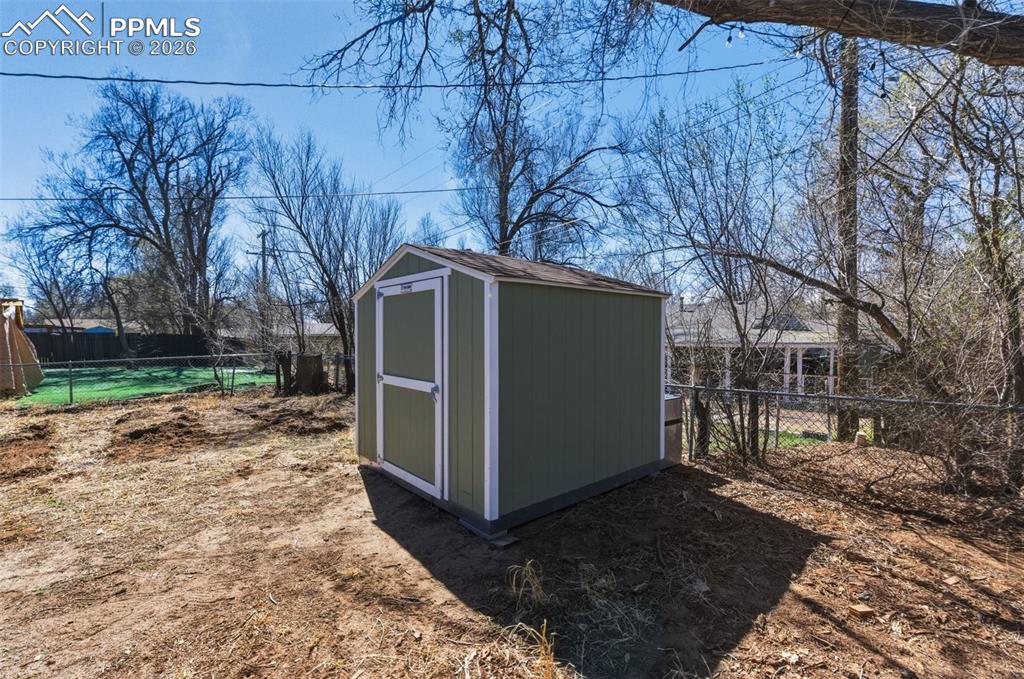 Image 18 of 21: Bedroom