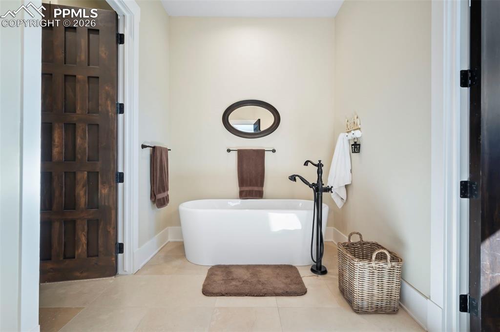 Image 15 of 33: MB with tub