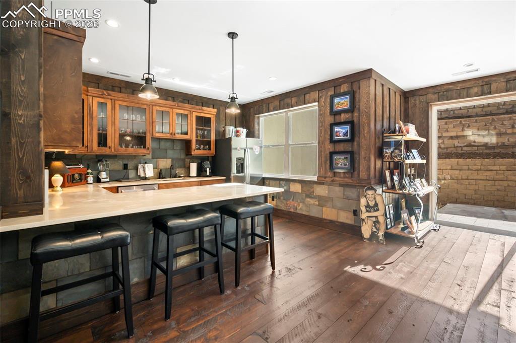 Image 23 of 33: Bar area/kitchen