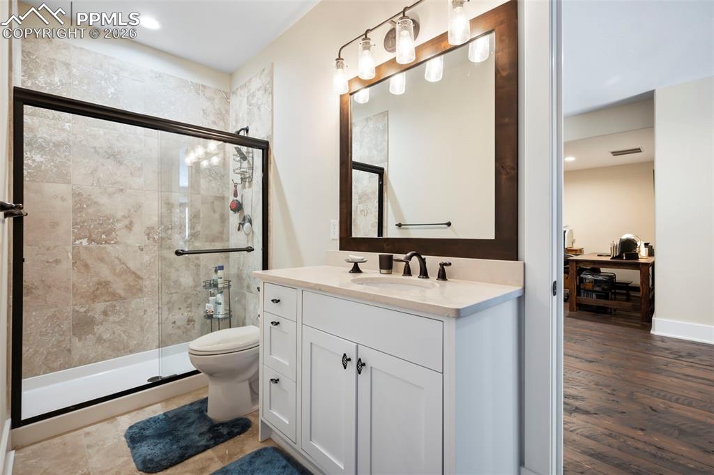 Image 28 of 33: Adjoining Bathroom