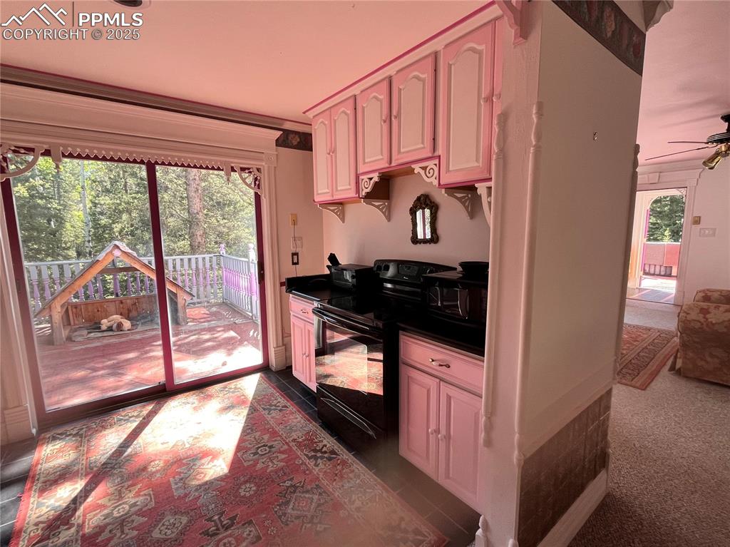 Image 10 of 22: Kitchen