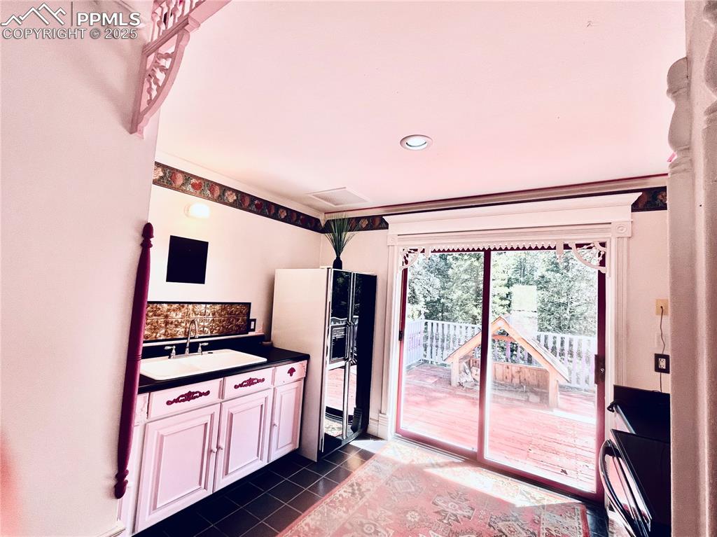 Image 14 of 22: Kitchen