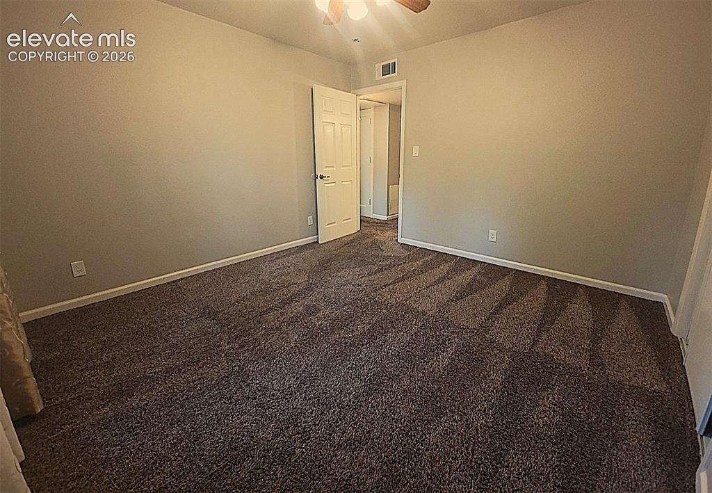 Image 17 of 25: Bedroom