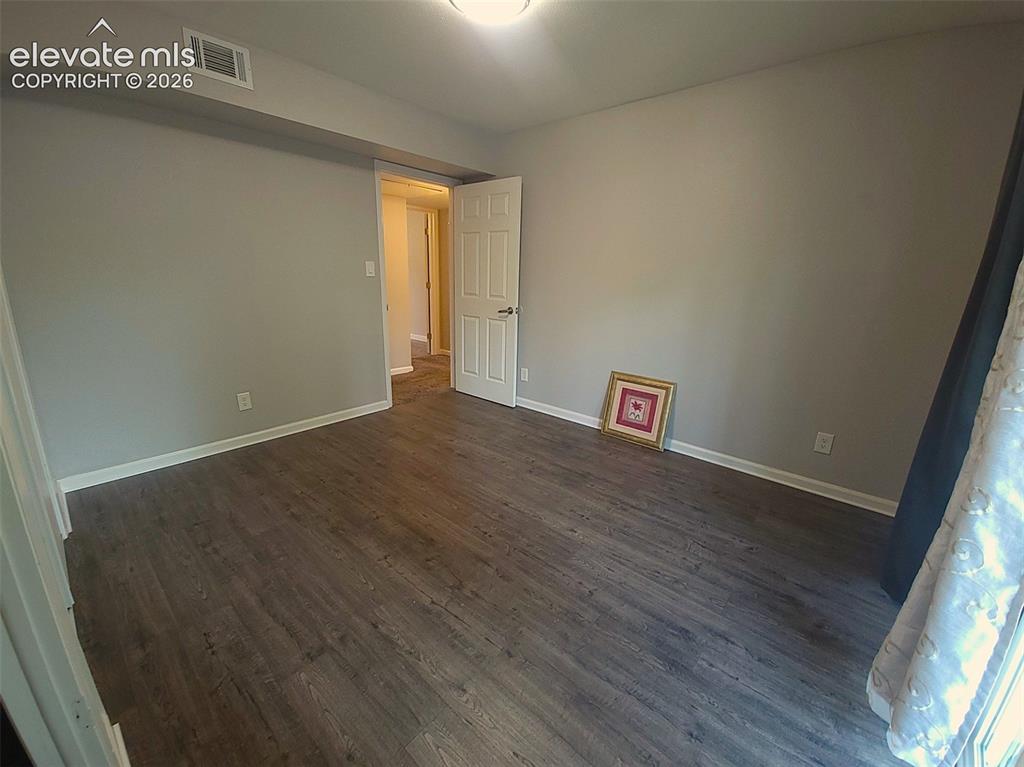 Image 19 of 25: Bedroom
