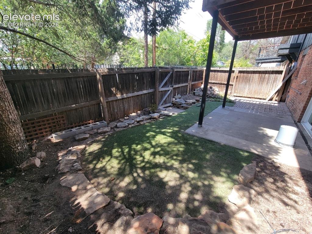 Image 25 of 25: Yard