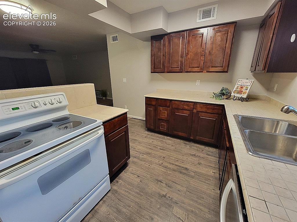 Image 7 of 25: Kitchen