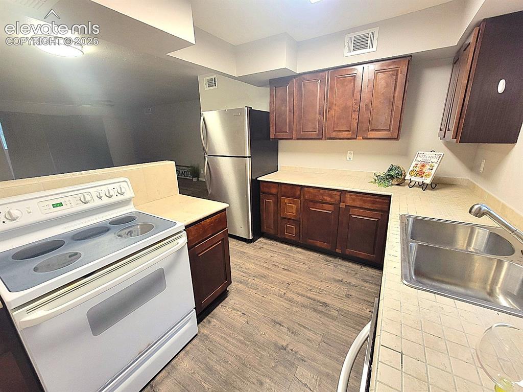 Image 7 of 25: Kitchen has space and is well lit!