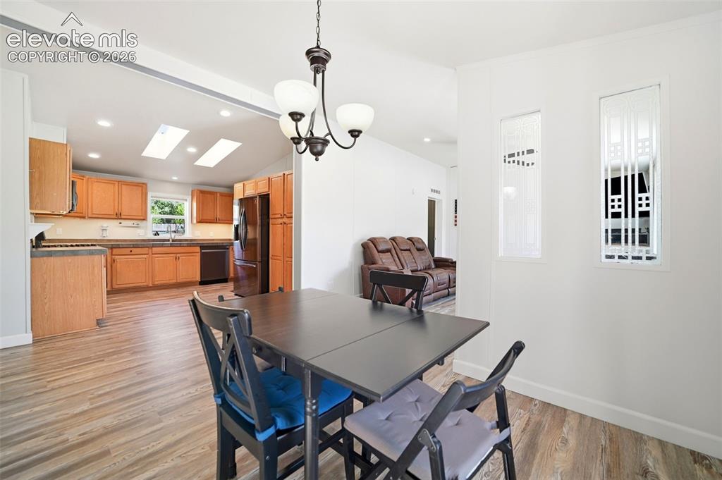 Image 13 of 39: Dining Area